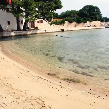 With A Parking Space - 8404 ウグリャン